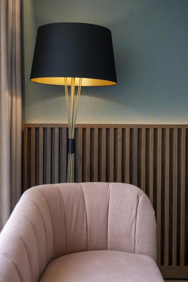 Renaissance Porto Lapa Hotel Exterior photo A floor lamp